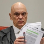 Moraes dá prazo de 24 horas para defesa de Bolsonaro explicar arma apreendida no Distrito Federal