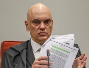 Moraes dá prazo de 24 horas para defesa de Bolsonaro explicar arma apreendida no Distrito Federal