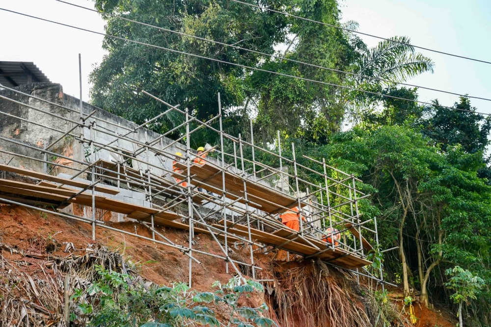Prefeito Tande Vieira acompanha importante obra de contenção de encosta na Vicentina.