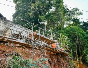 Prefeito Tande Vieira acompanha importante obra de contenção de encosta na Vicentina.