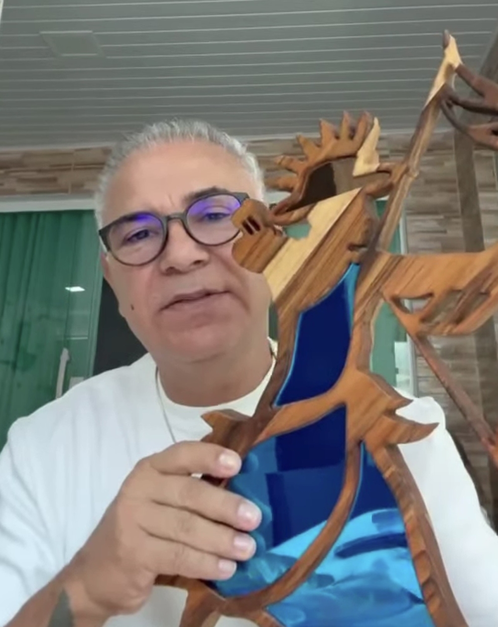 Sérgio Pina recebe presente exclusivo do Atelier Bruno Glad e presta homenagem ao talento artesanal