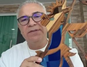 Sérgio Pina recebe presente exclusivo do Atelier Bruno Glad e presta homenagem ao talento artesanal