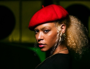 Mya Akoma transforma autoestima em expressão artística no lançamento de “O Que é Meu Vem”