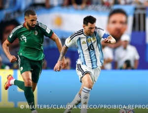 Messi vira maior artilheiro das copas e lidera Argentina em estreia