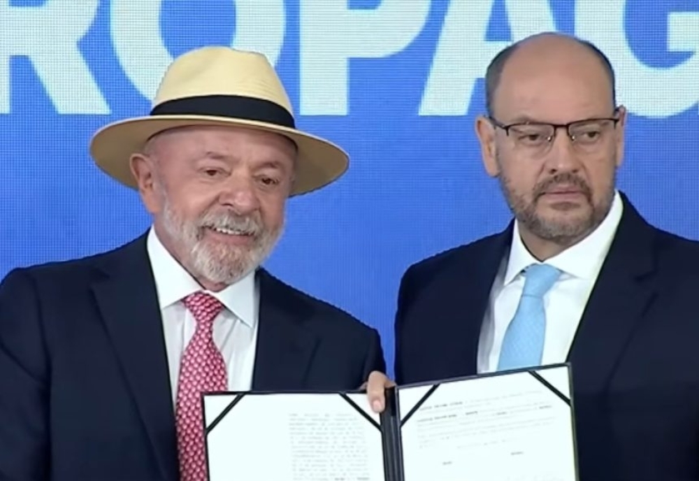Dívida de R$ 210 bilhões reduz em 77%: Rio adere ao Propag e Lula chama governador de 'interventor' durante assinatura do Propag no Rio