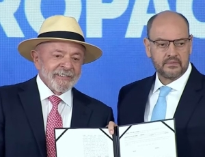 Dívida de R$ 210 bilhões reduz em 77%: Rio adere ao Propag e Lula chama governador de 'interventor' durante assinatura do Propag no Rio
