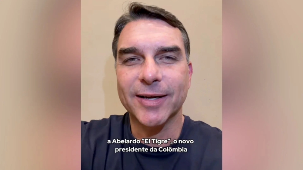 Flávio Bolsonaro parabeniza 'Bukele colombiano' e diz que direita segue vencendo na América