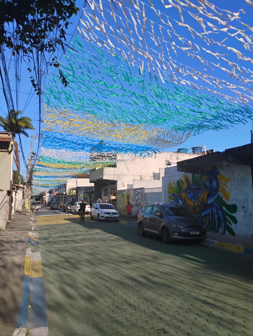     Rua em Rio das Ostras vira palco de festa e resgata espírito raiz da Copa do Mundo