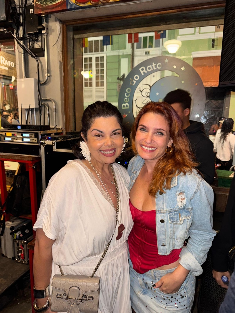 Stephanie Serrat e Fabiana Karla prestigiam show de Arlindinho Cruz no Beco do Rato