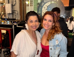 Stephanie Serrat e Fabiana Karla prestigiam show de Arlindinho Cruz no Beco do Rato
