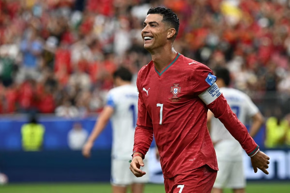 Cristiano Ronaldo brilha, marca dois gols e conduz Portugal à liderança do Grupo K na Copa do Mundo