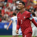 Cristiano Ronaldo brilha, marca dois gols e conduz Portugal à liderança do Grupo K na Copa do Mundo
