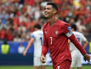 Cristiano Ronaldo brilha, marca dois gols e conduz Portugal à liderança do Grupo K na Copa do Mundo
