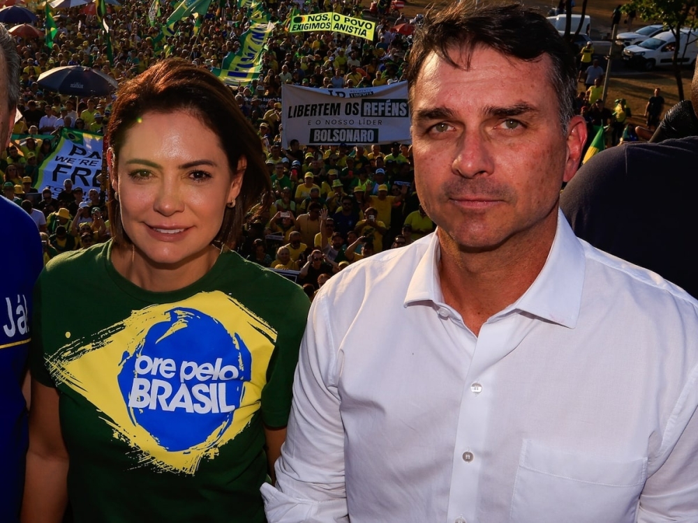 Flávio Bolsonaro pede desculpas públicas a Michelle após episódio gerar repercussão