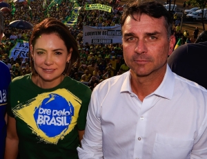 Flávio Bolsonaro pede desculpas públicas a Michelle após episódio gerar repercussão