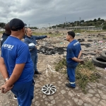 Prefeito Dudu Reina flagra descarte irregular de pneus em Nova Iguaçu e empresa será multada