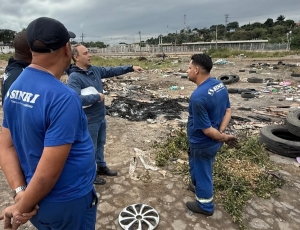 Prefeito Dudu Reina flagra descarte irregular de pneus em Nova Iguaçu e empresa será multada