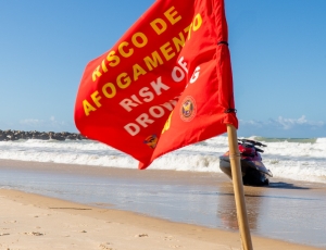 Desaparecimento de surfista em São Conrado reforça alerta para prevenção de afogamentos no Brasil