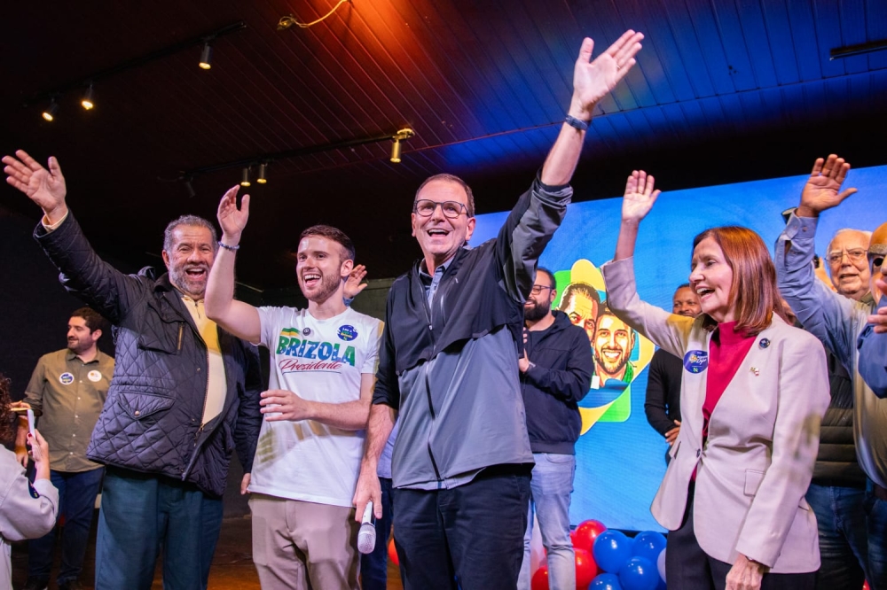 AO LADO DO PAI, CARLOS LUPI, LEO LUPI REÚNE MAIS DE MIL PESSOAS E LANÇA PRÉ-CANDIDATURA A DEPUTADO ESTADUAL COM APOIO DE EDUARDO PAES
