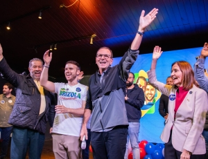 AO LADO DO PAI, CARLOS LUPI, LEO LUPI REÚNE MAIS DE MIL PESSOAS E LANÇA PRÉ-CANDIDATURA A DEPUTADO ESTADUAL COM APOIO DE EDUARDO PAES