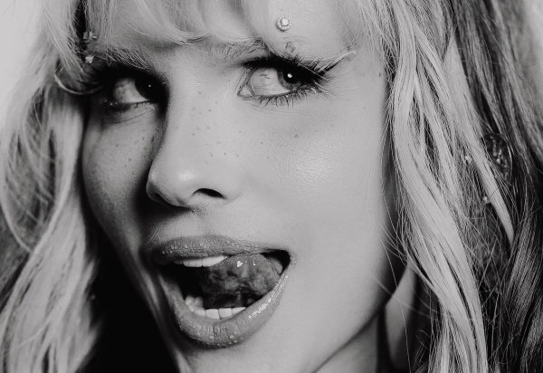Bárbara Grando questiona a busca incessante pelo sucesso em novo single 