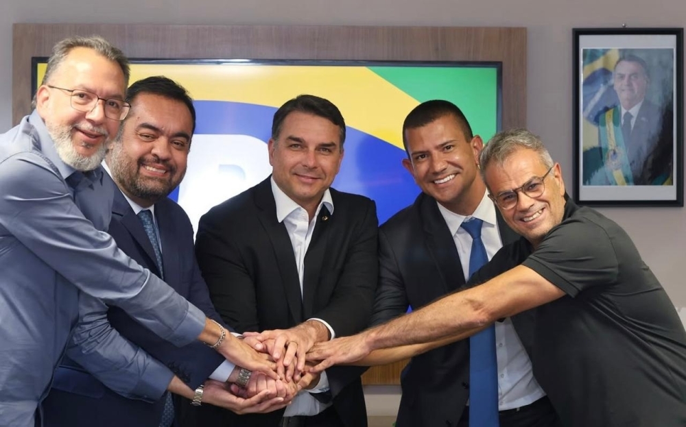 Flávio convoca Nikolas, Carlos Bolsonaro e Bia Kicis para evento em prol da eleição de Douglas Ruas no Rio
