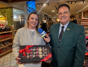 Em 21 anos, Priscila Spinassi e o marido saíram da cozinha de casa para uma rede com sete lojas, faturamento de R$ 300 mil mensais e um processo de fabricação que leva 9 horas e que pode ser visto de graça pelo visitante