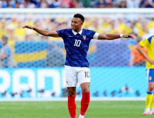 Com dois gols de Mbappé, França despacha Suécia e avança às oitavas