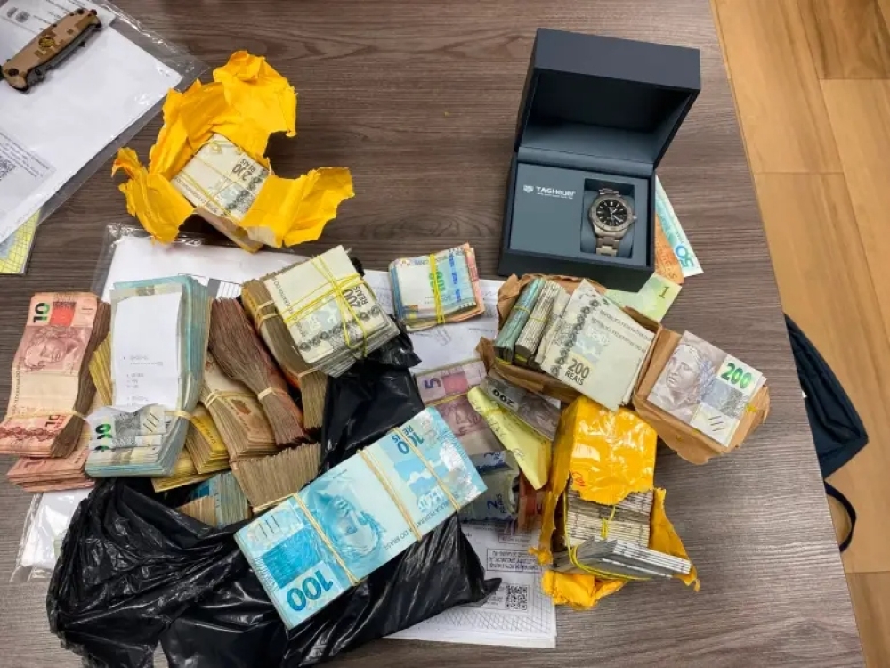 PF encontra R$ 450 mil escondido em sofá durante operação contra esquema na saúde; vídeo