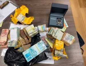 PF encontra R$ 450 mil escondido em sofá durante operação contra esquema na saúde; vídeo