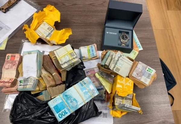 PF encontra R$ 450 mil escondido em sofá durante operação contra esquema na saúde; vídeo