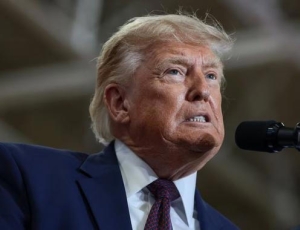 Trump pressiona postos de combustíveis e cobra redução dos preços nos Estados Unidos