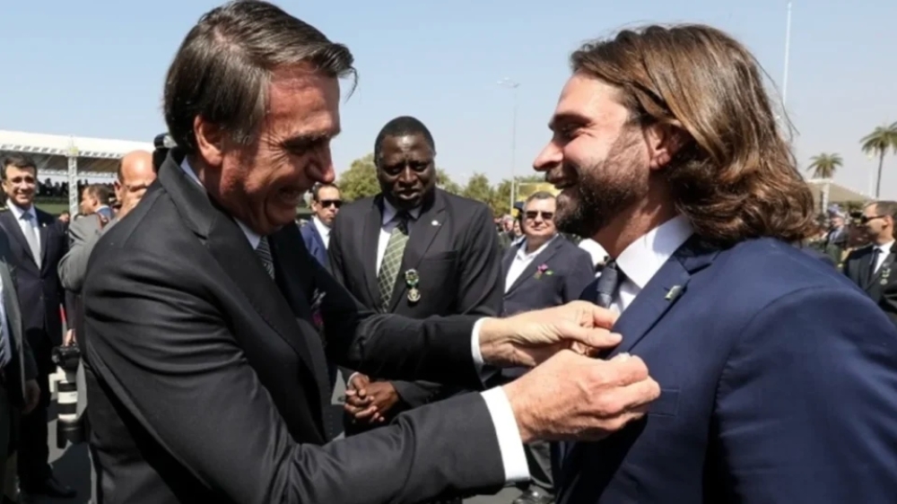 Flávio Bolsonaro usa mansão de R$ 14,5 milhões de seu coordenador de campanha