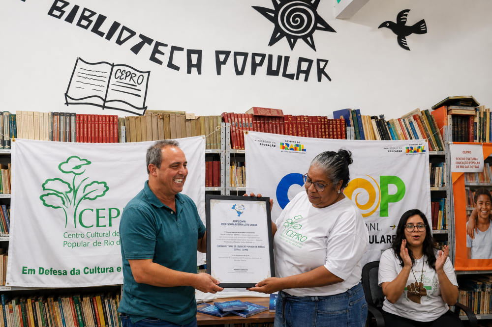 Livro sobre os 40 anos dos CIEPs é lançado em evento no CEPRO, em Rio das Ostras