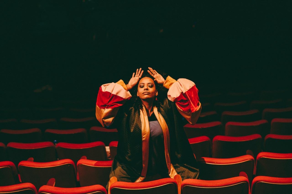 Thati Dias faz da música um espaço para poesia, reflexão e humor
