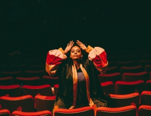 Thati Dias faz da música um espaço para poesia, reflexão e humor
