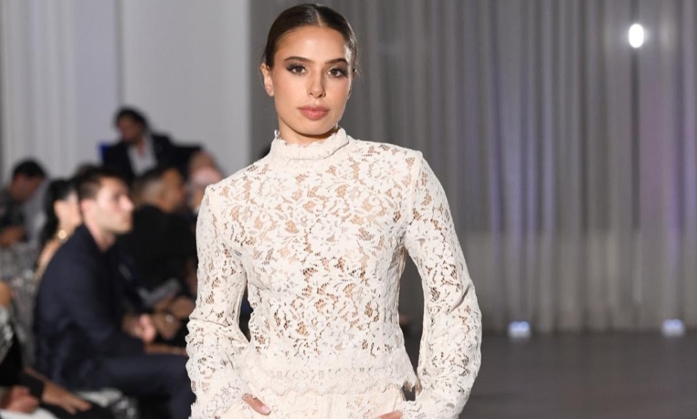 Emilia Pedersen abre evento em Miami com interpretação do hino nacional