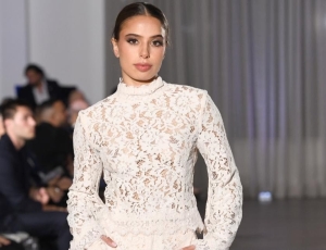 Emilia Pedersen abre evento em Miami com interpretação do hino nacional