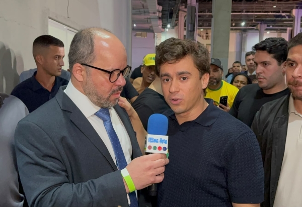 Nikolas Ferreira se oferece como mediador entre Flávio e Michelle, durante o 3º Seminário Nacional de Comunicação do PL