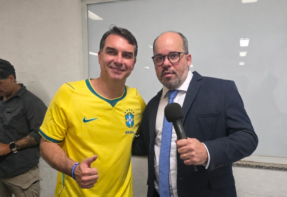 Flávio Bolsonaro consolida apoio a Douglas Ruas para governo do Rio e afirma  'É a mulherada que manda' em evento de comunicação do PL