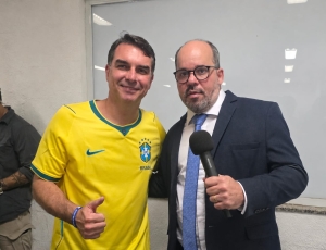 Flávio Bolsonaro consolida apoio a Douglas Ruas para governo do Rio e afirma  'É a mulherada que manda' em evento de comunicação do PL