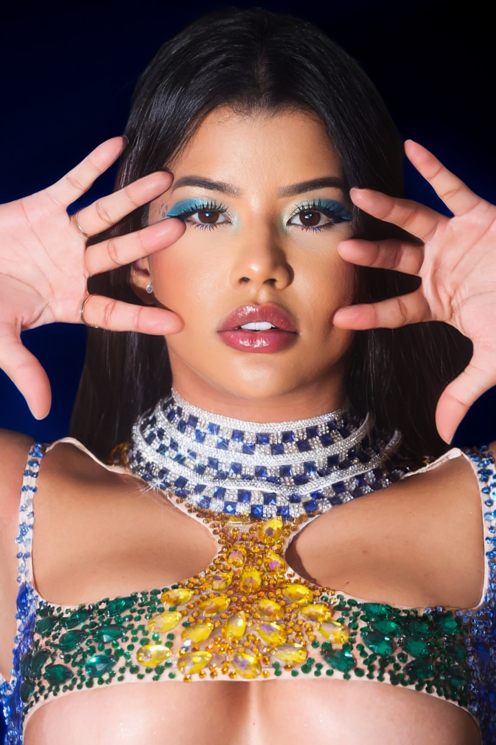 Rainha de bateria da Unidos da Ponte, Grazi Xavier aposta em look com mais de mil cristais para celebrar a Copa do Mundo
