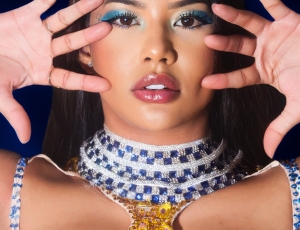 Rainha de bateria da Unidos da Ponte, Grazi Xavier aposta em look com mais de mil cristais para celebrar a Copa do Mundo