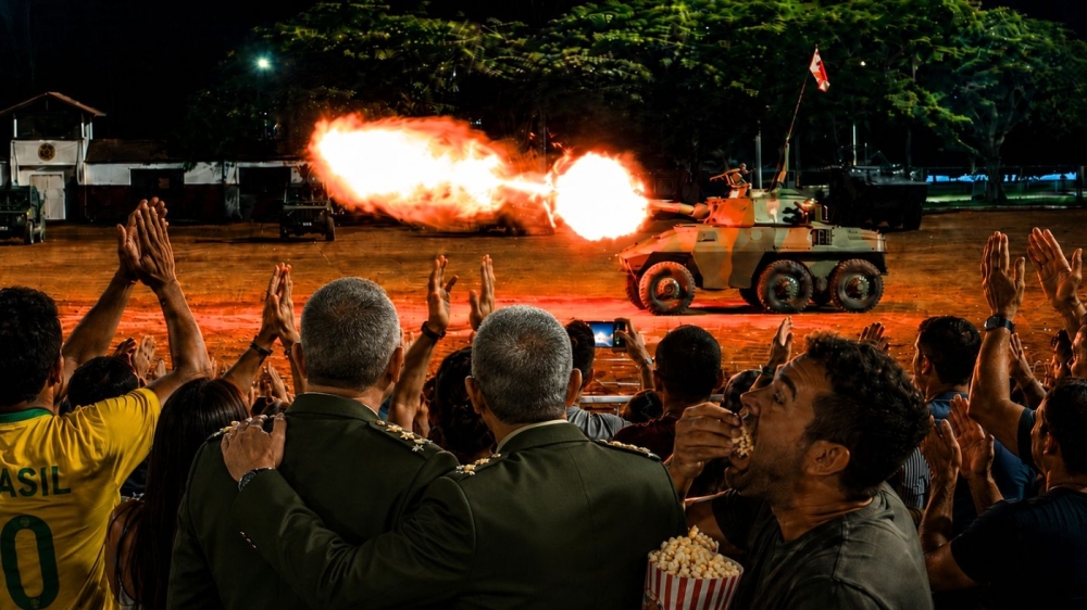 Defesa sofre corte de R$ 4,3 bilhões, mas Exército mantém agenda comemorativa com desfiles noturnos, demonstrações com blindados e provas de hipismo