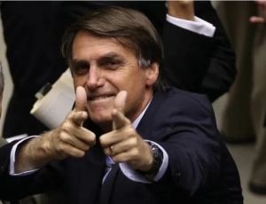 PF faz busca na casa de Bolsonaro por divergência em registro de arma apreendida