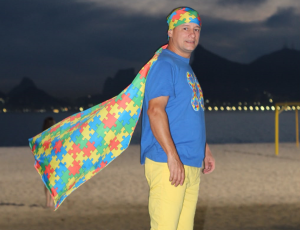 O abraço que virou missão: como Marcos Dornelles transformou um gesto de afeto em um movimento de inclusão através do super-herói Max