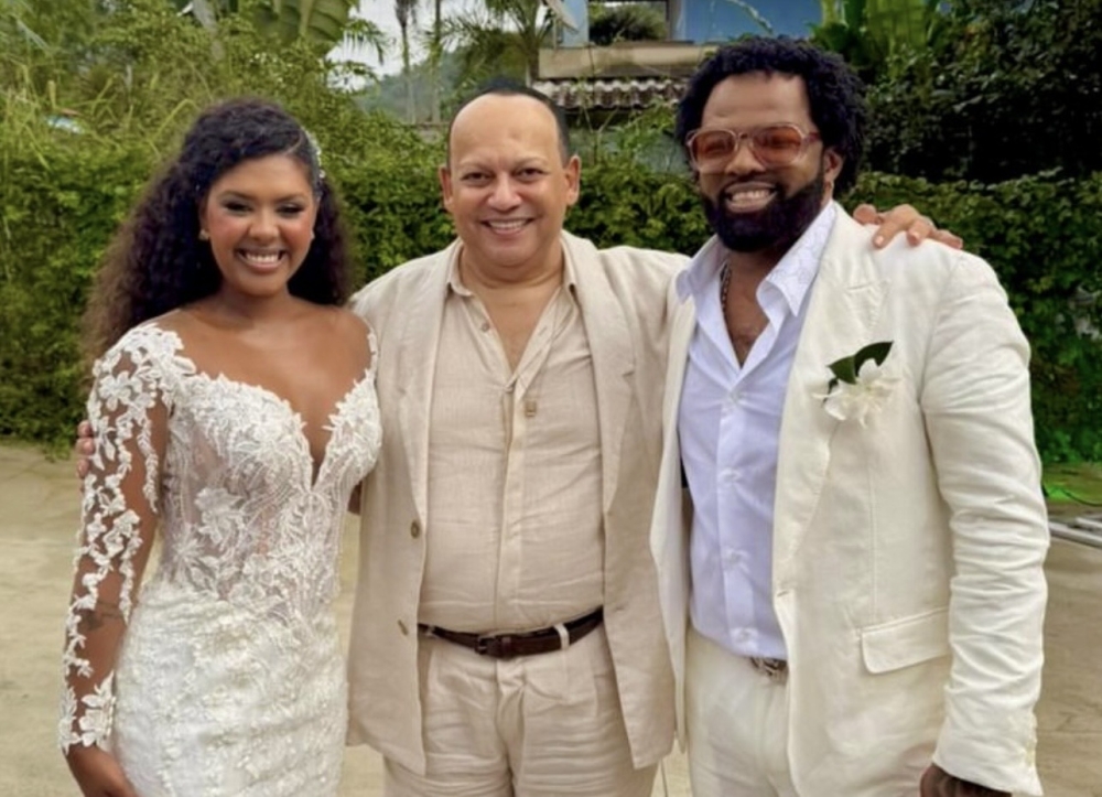Pai Celinho relembra momento especial ao lado dos noivos Mikimbeth e Xande de Pilares em publicação de TBT