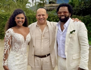 Pai Celinho relembra momento especial ao lado dos noivos Mikimbeth e Xande de Pilares em publicação de TBT