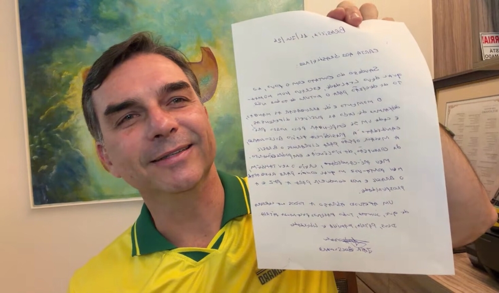 Flávio lê carta de Bolsonaro aos brasileiros; confira a íntegra