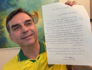 Flávio lê carta de Bolsonaro aos brasileiros; confira a íntegra